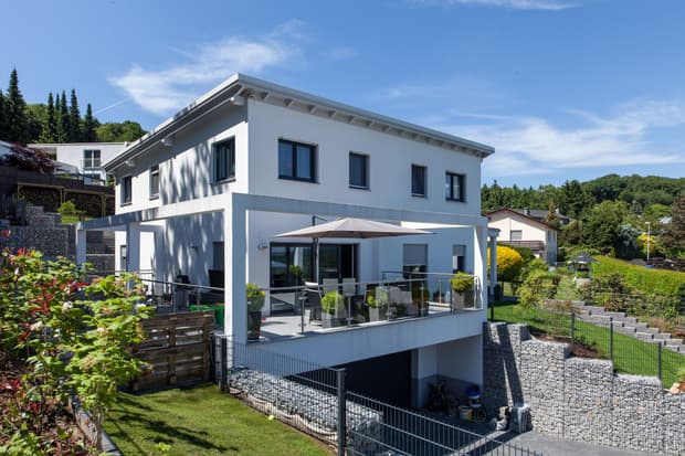 Ein Fertighaus mit Hanglage