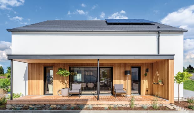 Lädt zum Sonnenbaden ein: Terrasse mit Pergola als Relax-Zone.