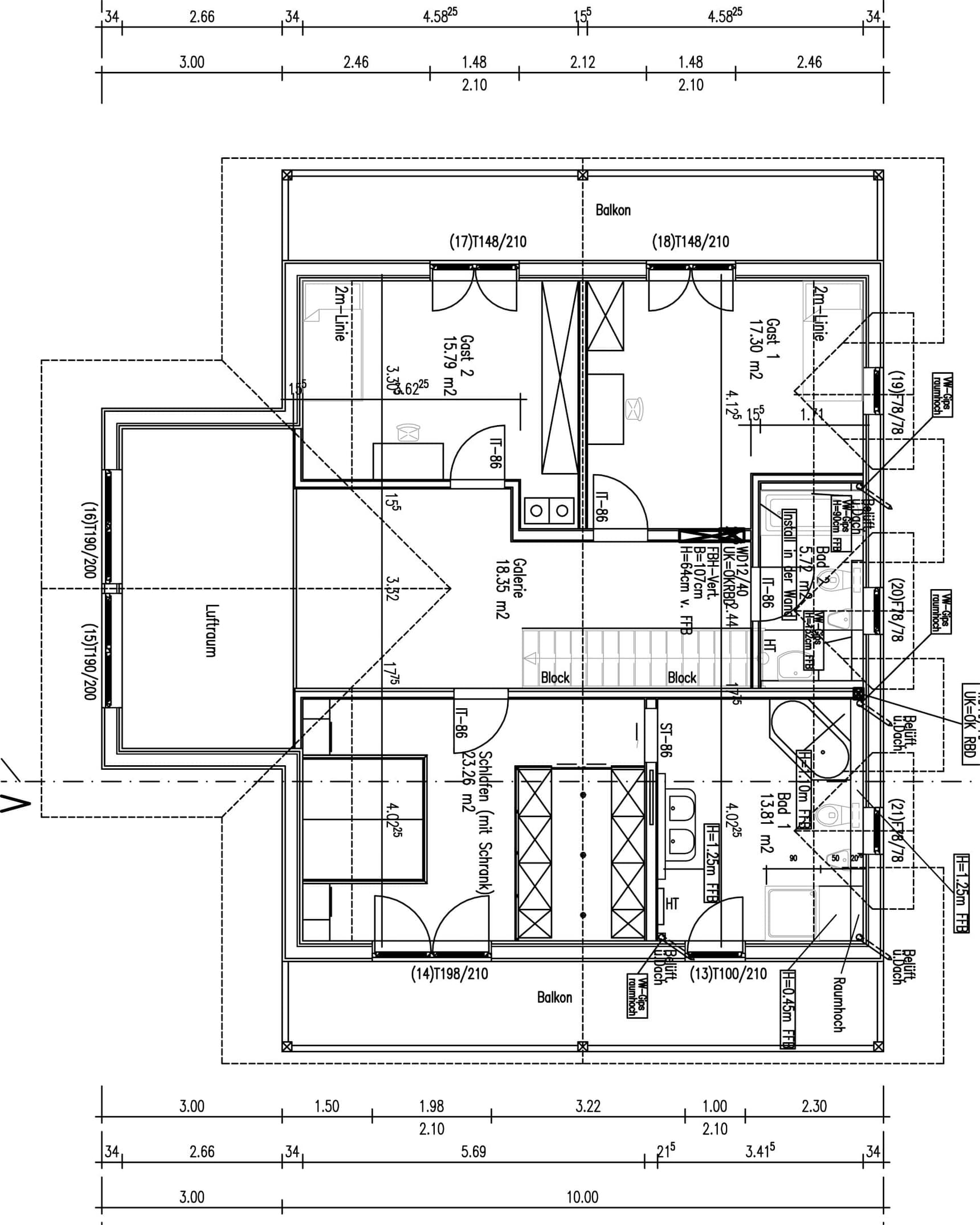 Der Grundriss des OGs des Holzhauses im Landhausstil mit Holzfassade und mehrere Balkonen, drei Giebeln und vielen Fenstern