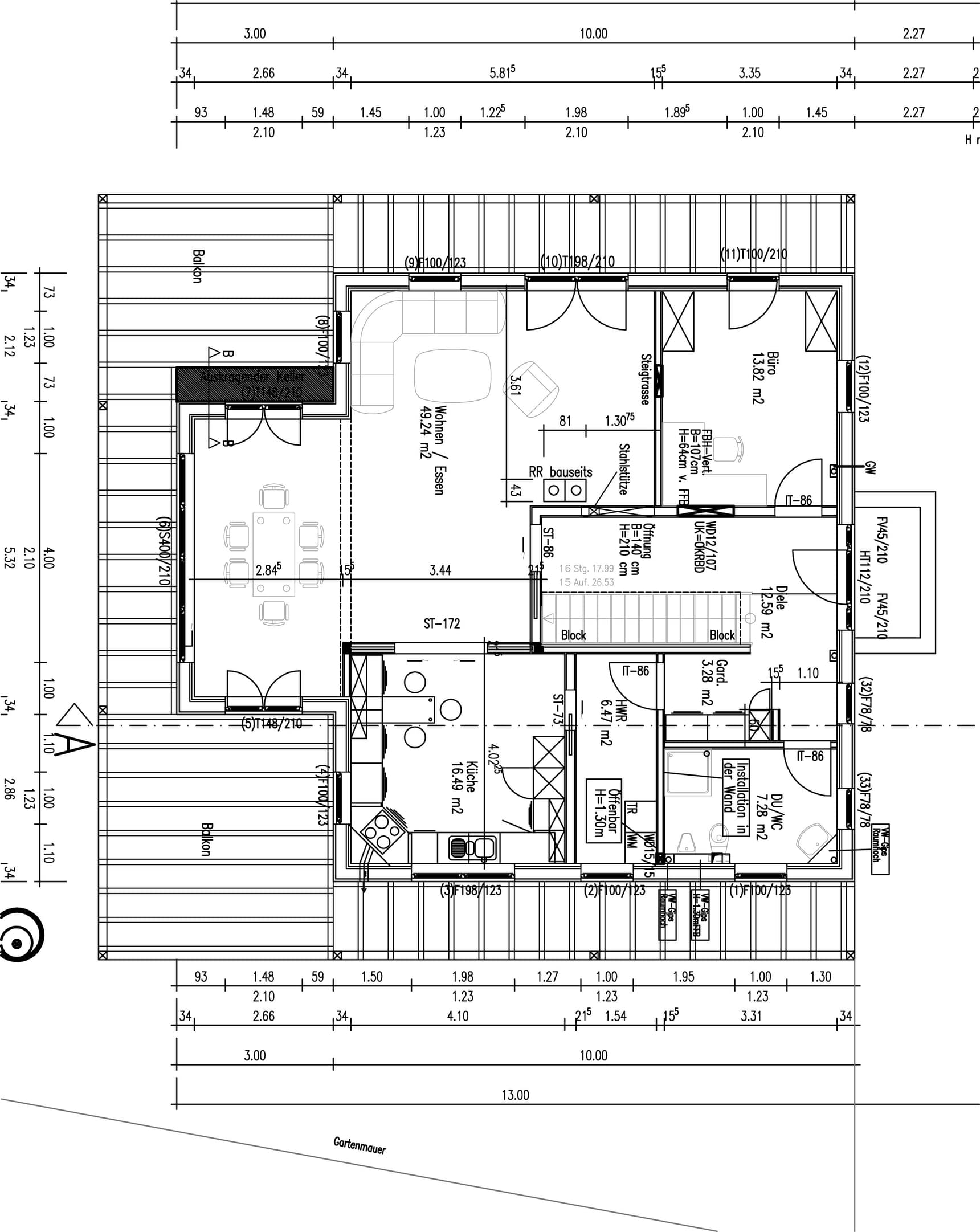 Der Grundriss des EGs des Holzhauses im Landhausstil mit Holzfassade und mehrere Balkonen, drei Giebeln und vielen Fenstern