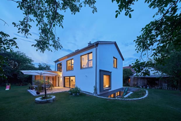 Modernes Haus in der Dämmerung