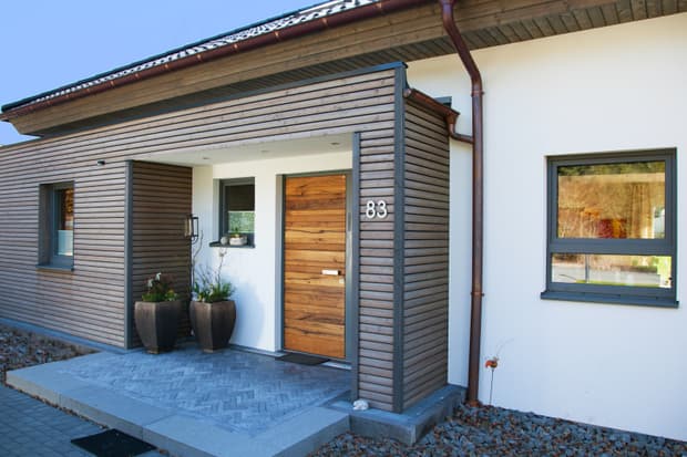 Ein Bungalow mit Holzakzenten.jpg