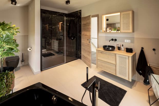 Modernes Badezimmer mit schwarzer Marmor-Dusche, Holzwaschtisch, Aufsatzwaschbecken und eleganten schwarzen Akzenten