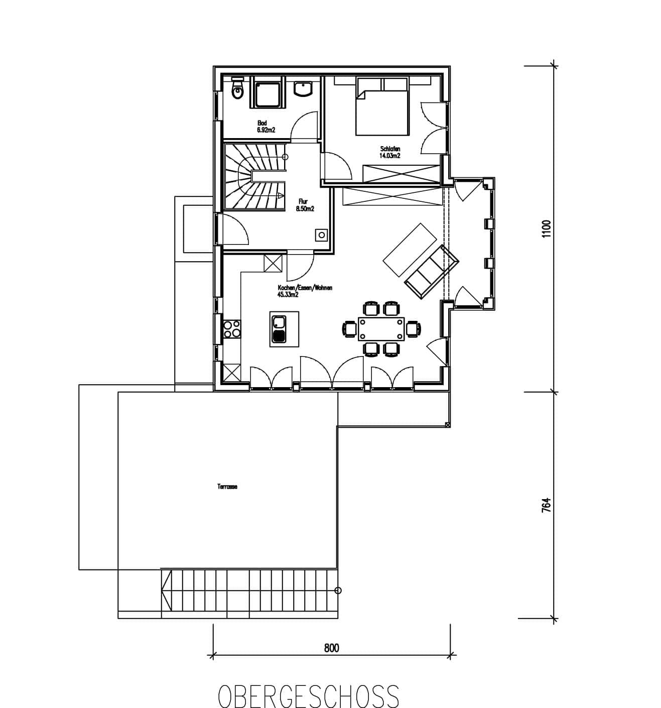 Der Grundriss des OGs des Bungalows aus Holz auf Hanggrundstück mit ausgebautem Keller mit viel Glas