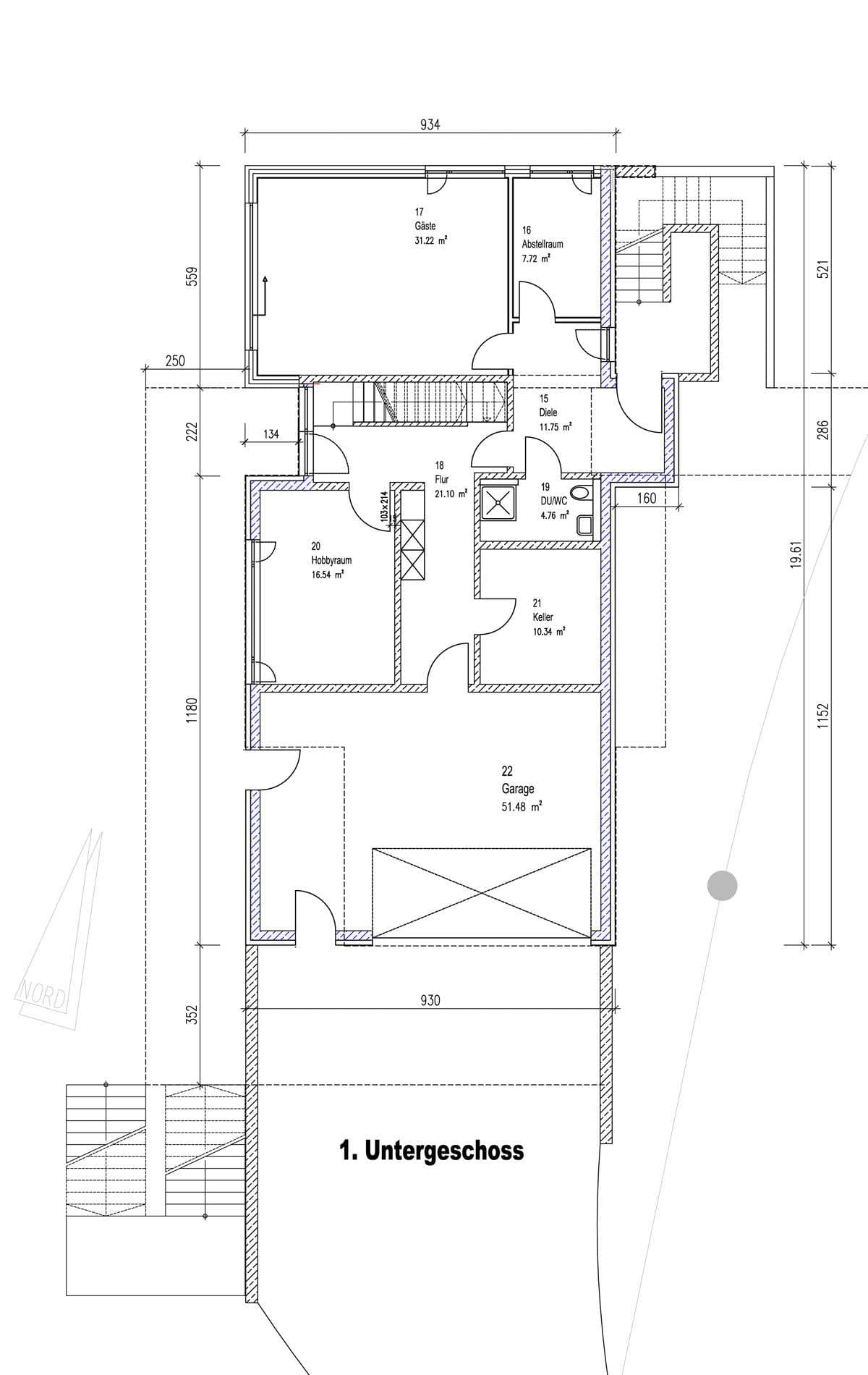 Der Grundriss des Kellers des modernen Holzhauses mit drei Gebäudetrakten, davon zwei mit mineralischem Außenputz und einer mit Holzverschindelung, alle mit Flachdach und im Bauhausstil