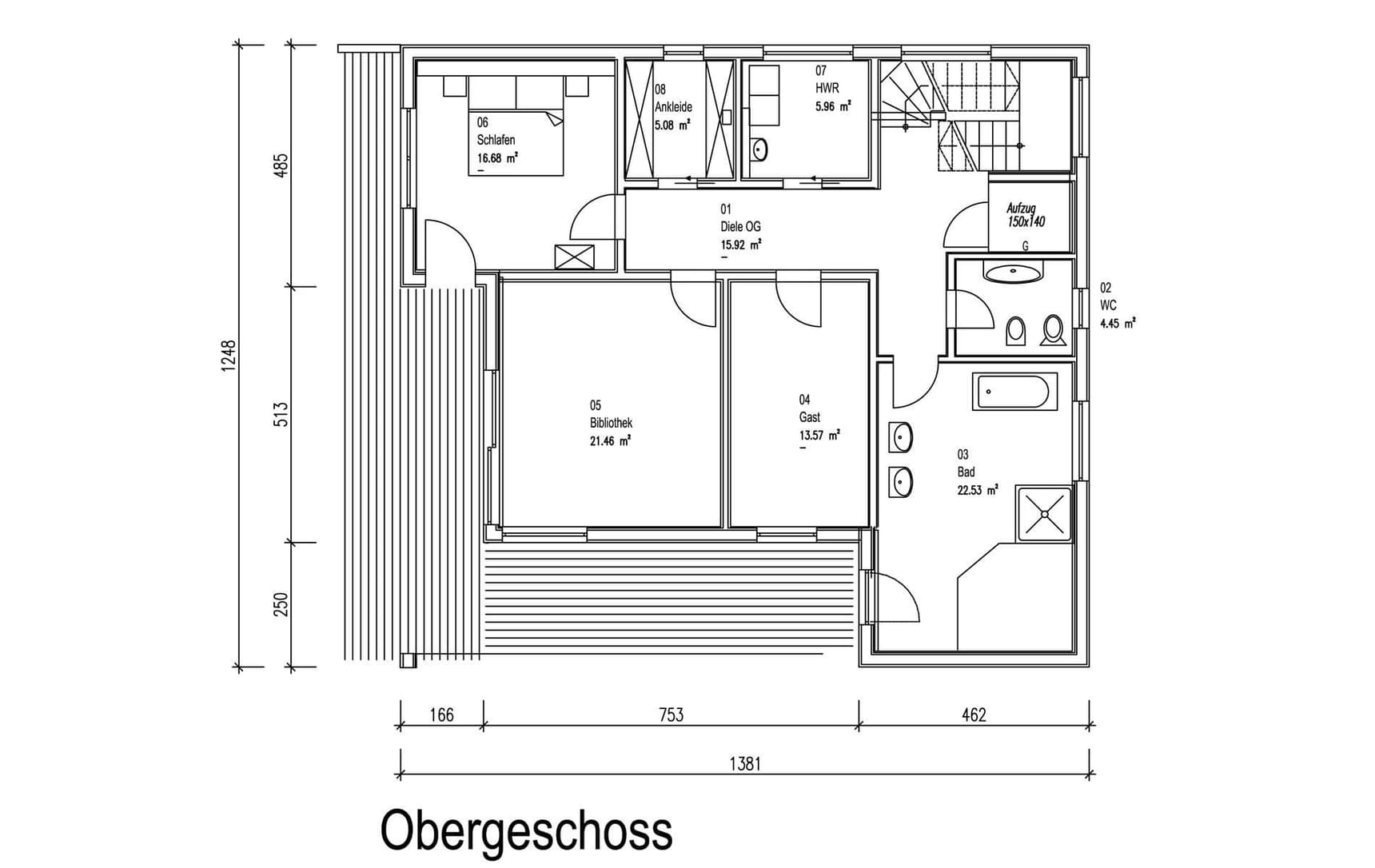 Der Grundriss des OGs des traditionellen Holzhauses mit Mischfassade aus Lärchenholz und Putz, flachem Satteldach und hohem Kniestock