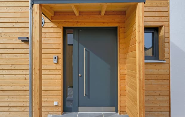 Überdachter Eingangsbereich mit Holzverschalung