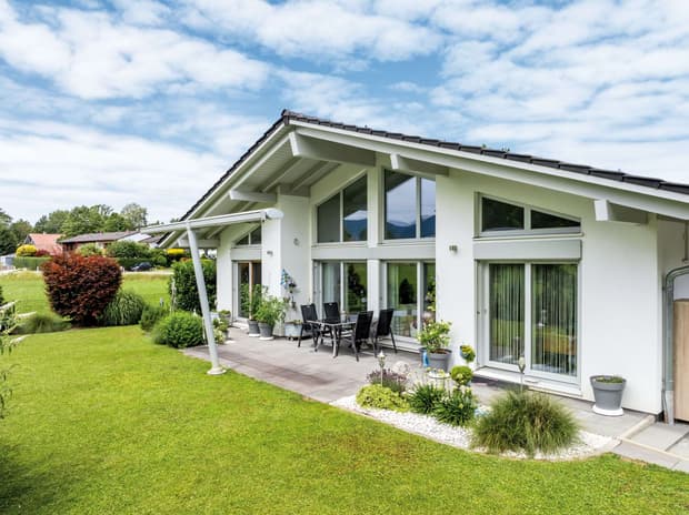 Blick vom Garten auf das Vitalhaus Raubling