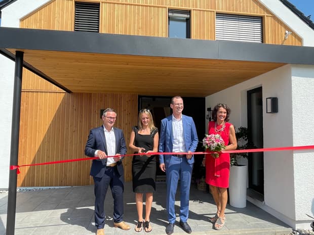 Familie Regnauer weiht zusammen mit Verkaufsleiter Gerd Holzschuh (links) das neue Musterhaus Klara ein.