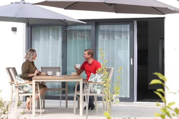 KAMPA Kundenhaus Ellwangen Terrasse People.jpg