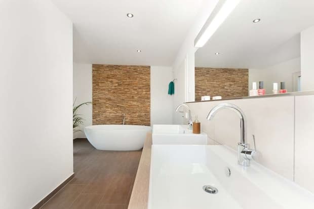 Modern gestaltetes Badezimmer