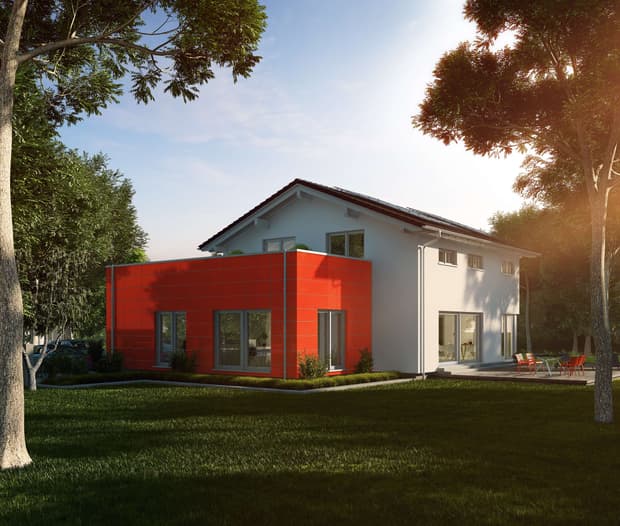 Modernes Einfamilienhaus mit rotem Anbau, Satteldach, großen Fenstern, Terrasse und Garten im Sonnenlicht.
