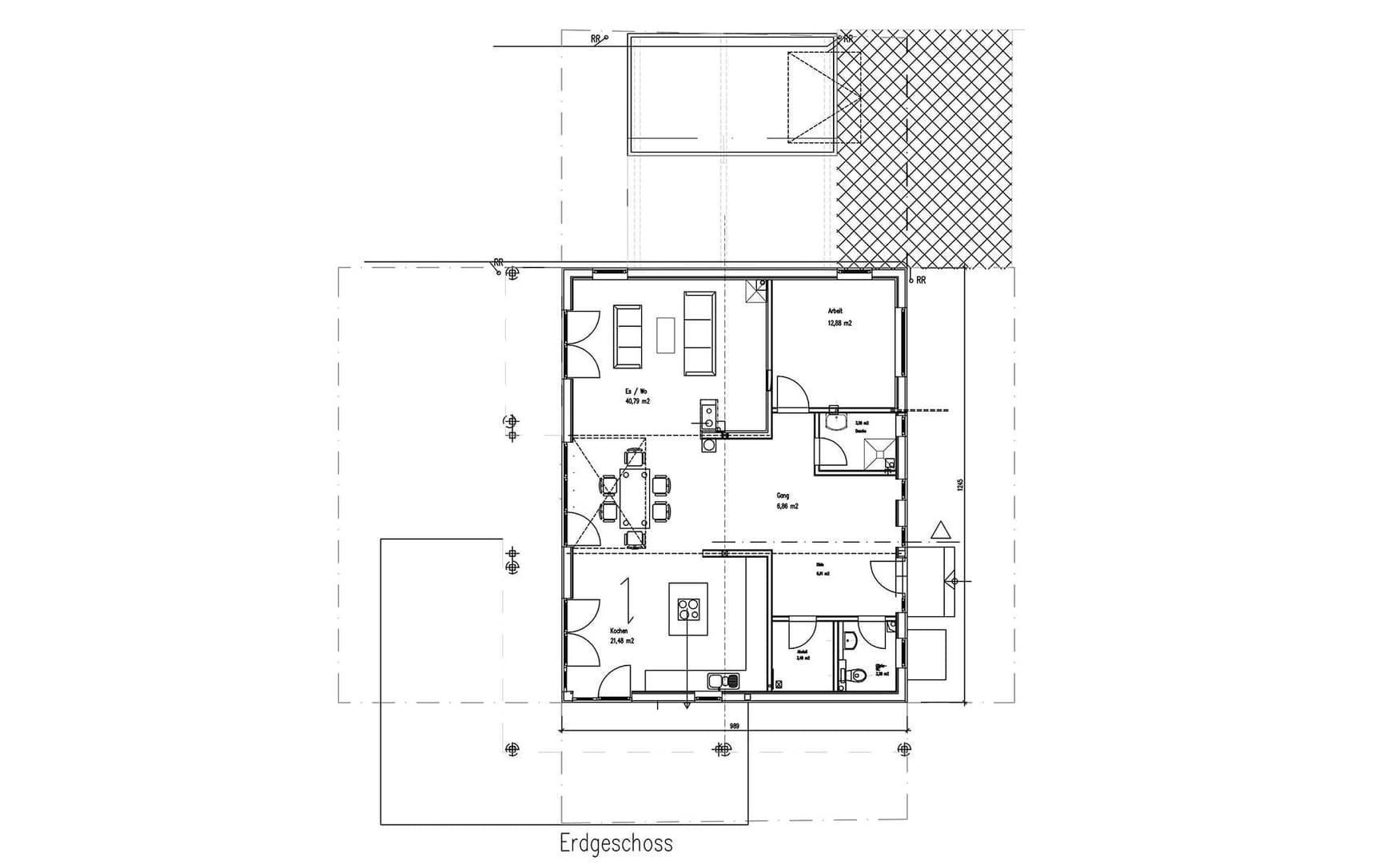 Der Grundriss des EGs des modernen Holzhauses mit umlaufendem Balkon und Mischfassade aus Holz und Putz