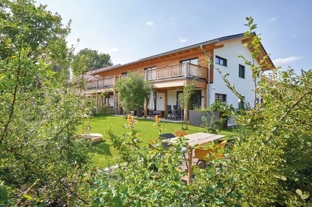 Modernes Doppelhaus aus Holz mit Mischfassade aus mineralischem Außenputz und Holz