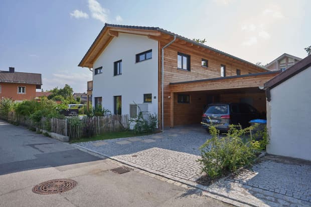 Modernes Doppelhaus aus Holz mit Mischfassade aus mineralischem Außenputz und Holz
