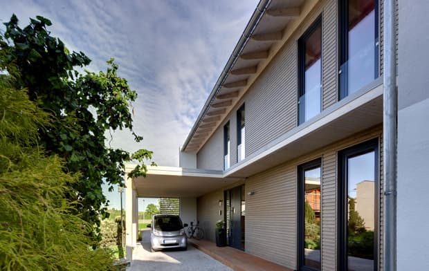 Musterhauspark Sonnleitner Ortenburg, Functionality, Holzhaus mit Schiebeelementen, Plus-Energie-Haus, Carport