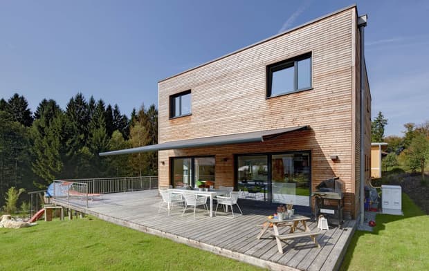 Moderner Holzkubus am Hang mit Holzfassade