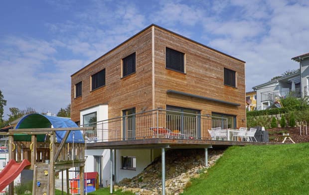 Moderner Holzkubus am Hang mit Holzfassade