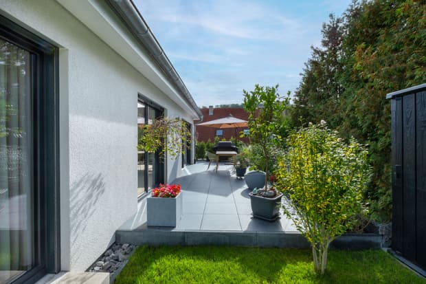 U343-walmdachbungalow-terrasse.jpg