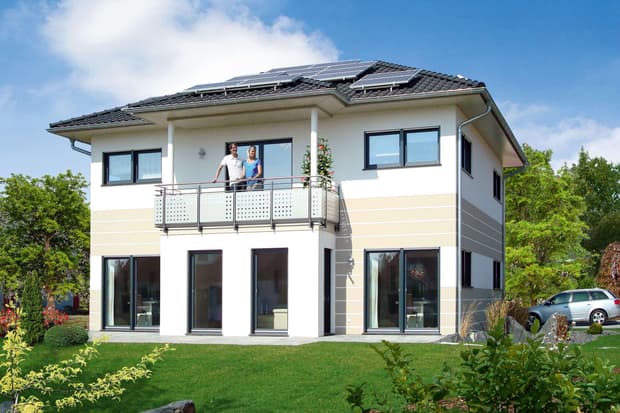 Stadtvilla  von RENSCH-HAUS. Musterhaus Ventura. Gartenansicht.