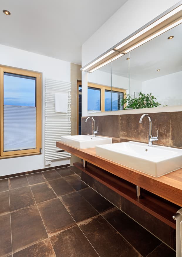 Helles Badezimmer mit dunklen Fliesen