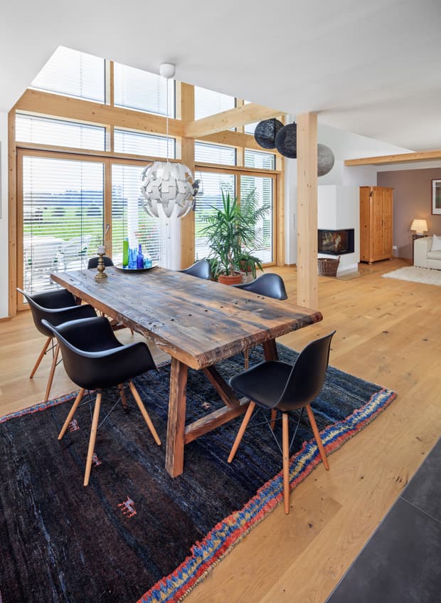 Offener Essbereich mit Blick in den Garten