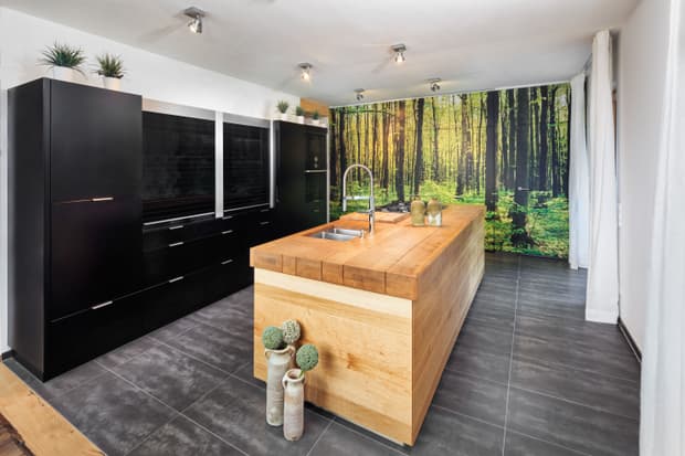 Moderne Küche mit Kücheninsel