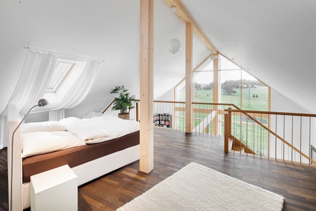 Helles Schlafzimmer mit Holzboden und Dachschräge