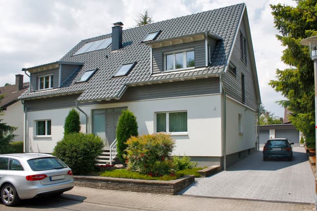 Modernes Einfamilienhaus mit Satteldach und Hausaufsatz