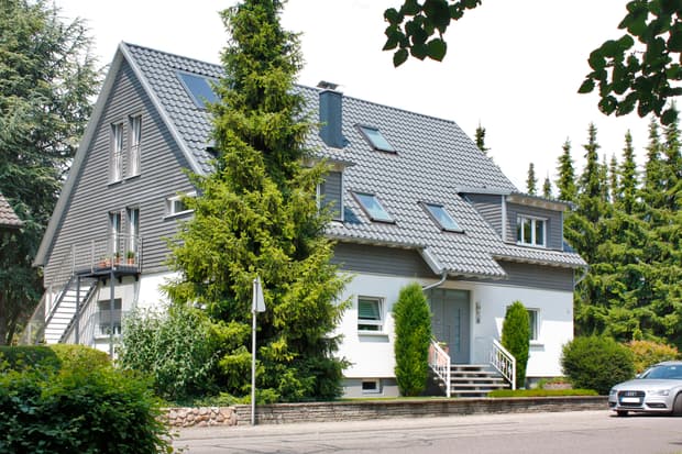 Modernes Einfamilienhaus mit Satteldach und zwei Dachgiebeln