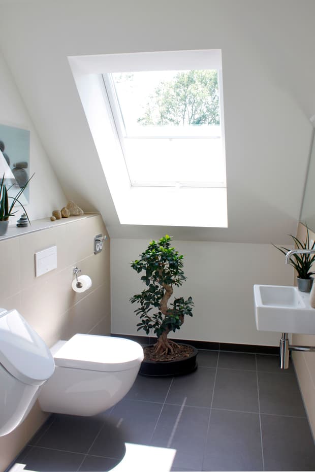 Badezimmer mit großem Dachfenster