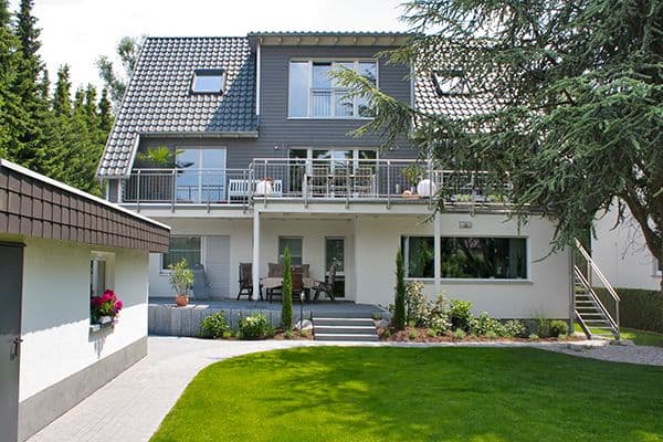 Modernes Einfamilienhaus mit Hausaufsatz, zentralem Dachgiebel und großem Garten