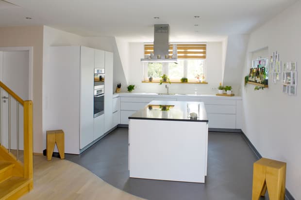 Offene Wohnküche mit Kücheninsel