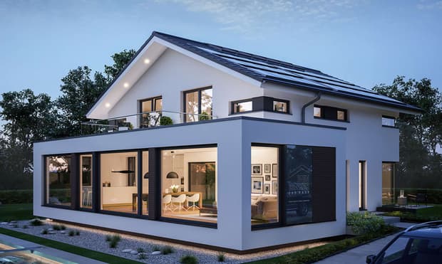 Modernes Einfamilienhaus mit Flachdachanbau, großen Fenstern, Balkon, Garten und stilvoller Beleuchtung bei Abenddämmerung.