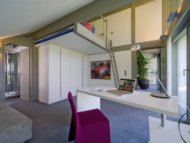 Modernes Home-Office mit Hochbett, Arbeitsplatz, Einbauschrank, Galerie, Leiter und minimalistischem Design