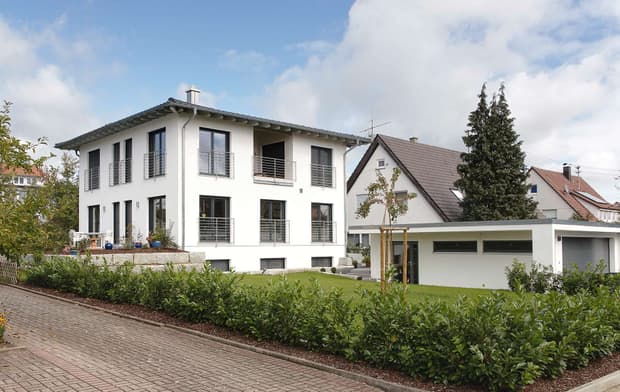 Modernes Stadthaus aus Holz mit mineralischem Außenputz und Loggia