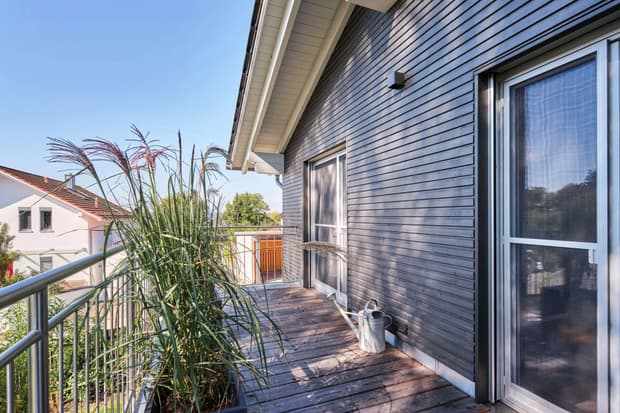 Balkon Schwedenhaus schwarz mit weißen Fenstern