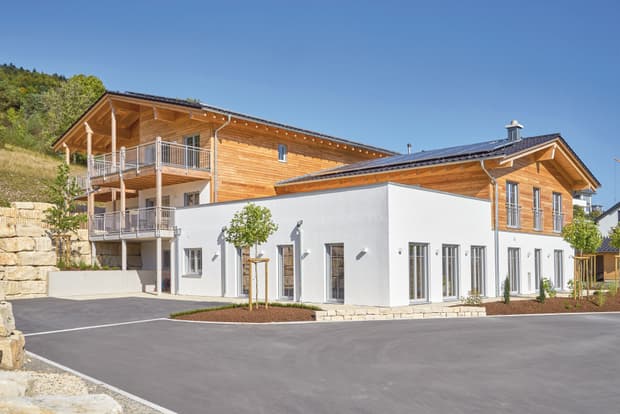 Moderner Gewerbebau aus Holz, Appartementhaus mit 9 Ferienwohnungen