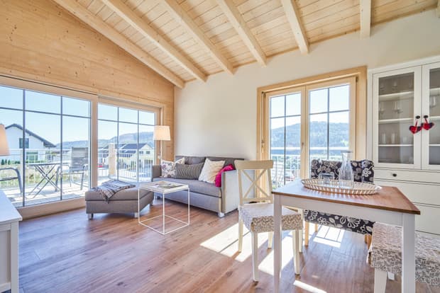 Das Wohnzimmer eines der Appartements im modernen Gewerbebau aus Holz, Appartementhaus mit 9 Ferienwohnungen