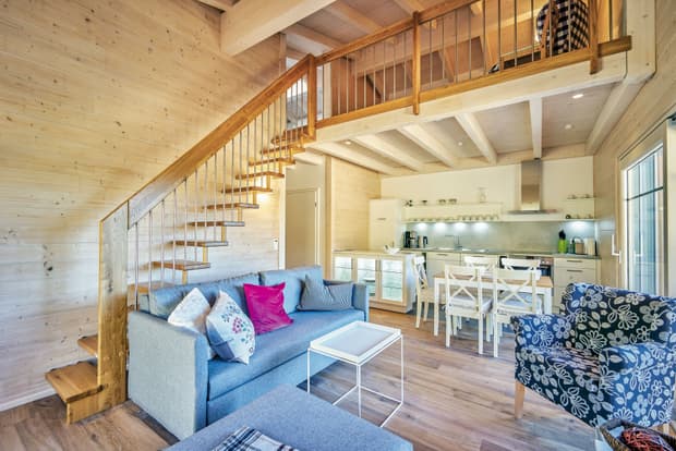 Die Galerie einer der Ferienwohnungen im modernen Gewerbebau aus Holz, Appartementhaus mit 9 Ferienwohnungen