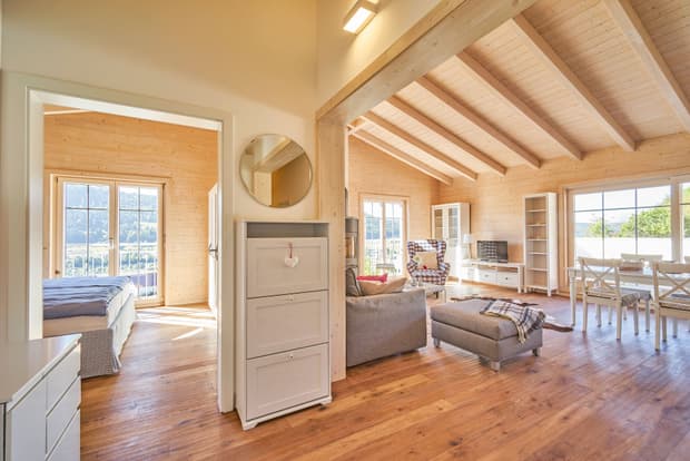 Die Innenansicht eines der Appartements im modernen Gewerbebau aus Holz, Appartementhaus mit 9 Ferienwohnungen