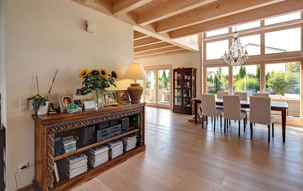 Das Esszimmer des modernen Holzhauses mit umlaufendem Balkon und Mischfassade aus Holz und Putz