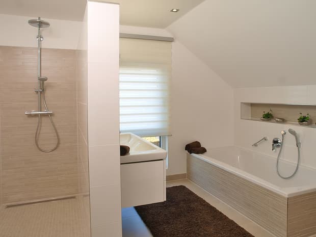 Badezimmer mit bodenebener Dusche