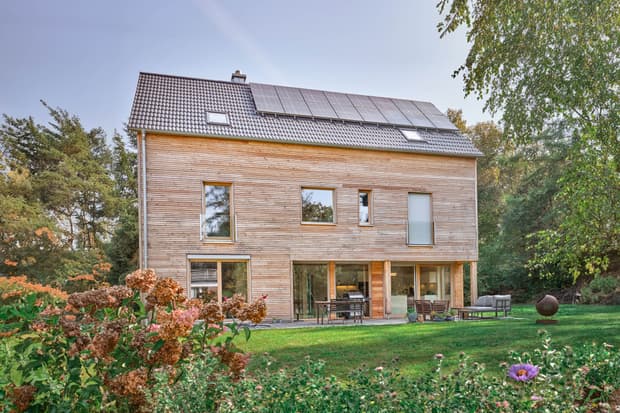 natürliches Holzhaus mit Lärchenfassade und überdachter Terrasse