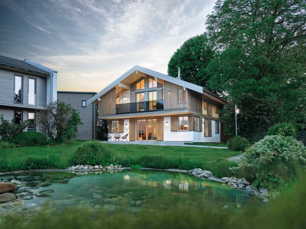 Modernes und großzügiges Holzhaus, bzw. Massivholzhaus im Landhausstil im Musterhauspark in Ortenburg. Der Neubau erinnert an die Chalets im Alpenvorland, hat aber viele moderne Designelemente