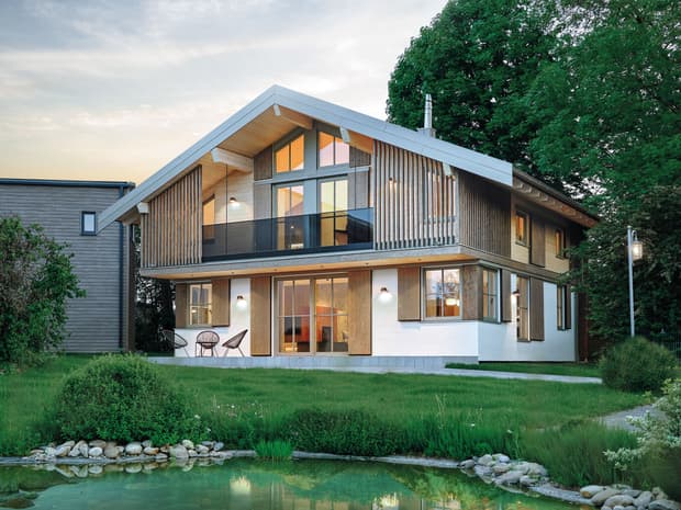 Modernes und großzügiges Holzhaus, bzw. Massivholzhaus im Landhausstil im Musterhauspark in Ortenburg. Der Neubau erinnert an die Chalets im Alpenvorland, hat aber viele moderne Designelemente