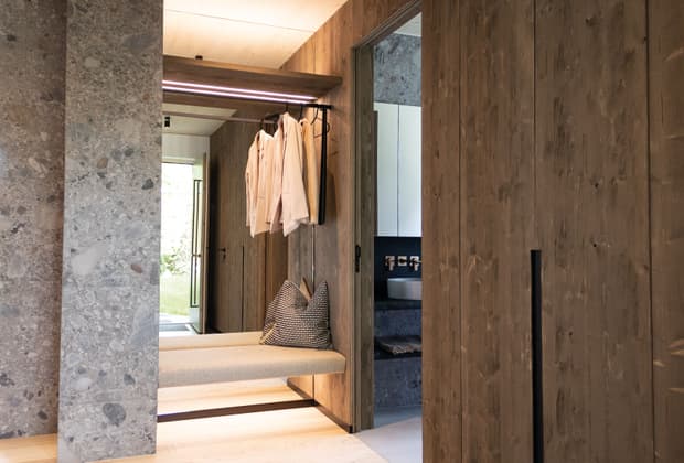 Die Garderobe samt großem Ganzkörper-Spiegel des modernen und großzügigen Holzhauses, bzw. Massivholzhauses im Landhausstil im Musterhauspark in Ortenburg. Der Neubau erinnert an die Chalets im Alpenvorland, hat aber viele moderne Designelemente.