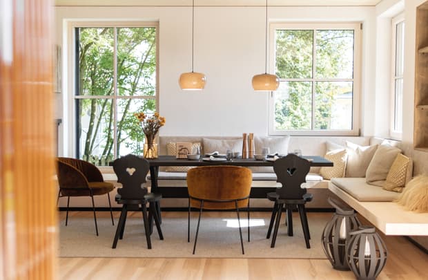 Der aus dunklem, gebürstetem Holz gefertigte Esstisch des modernen und großzügigen Holzhauses, bzw. Massivholzhauses im Landhausstil im Musterhauspark in Ortenburg. Der Neubau erinnert an die Chalets im Alpenvorland, hat aber viele moderne Designelemente.