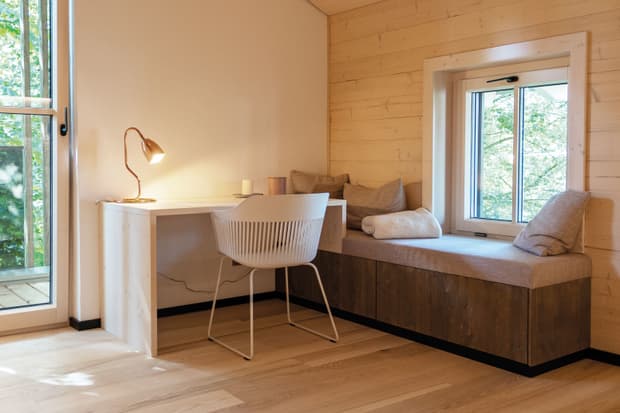 Der Schreibtisch und das Sitzfenster im Kinderzimmer des modernen und großzügigen Holzhauses, bzw. Massivholzhauses im Landhausstil im Musterhauspark in Ortenburg. Der Neubau erinnert an die Chalets im Alpenvorland, hat aber viele moderne Designelemente.