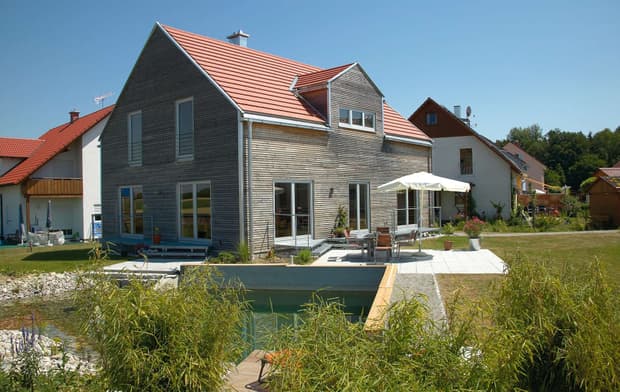 Modernes Holzhaus mit ergrauter Lärchenholzfassade, ohne Dachüberstand für schnelle und gleichmäßige Ergrauung